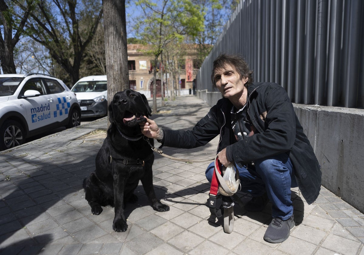 Manuel Sánchez, 'Lolo', posa con Tarot, cerca del albergue madrileño de San Isidro