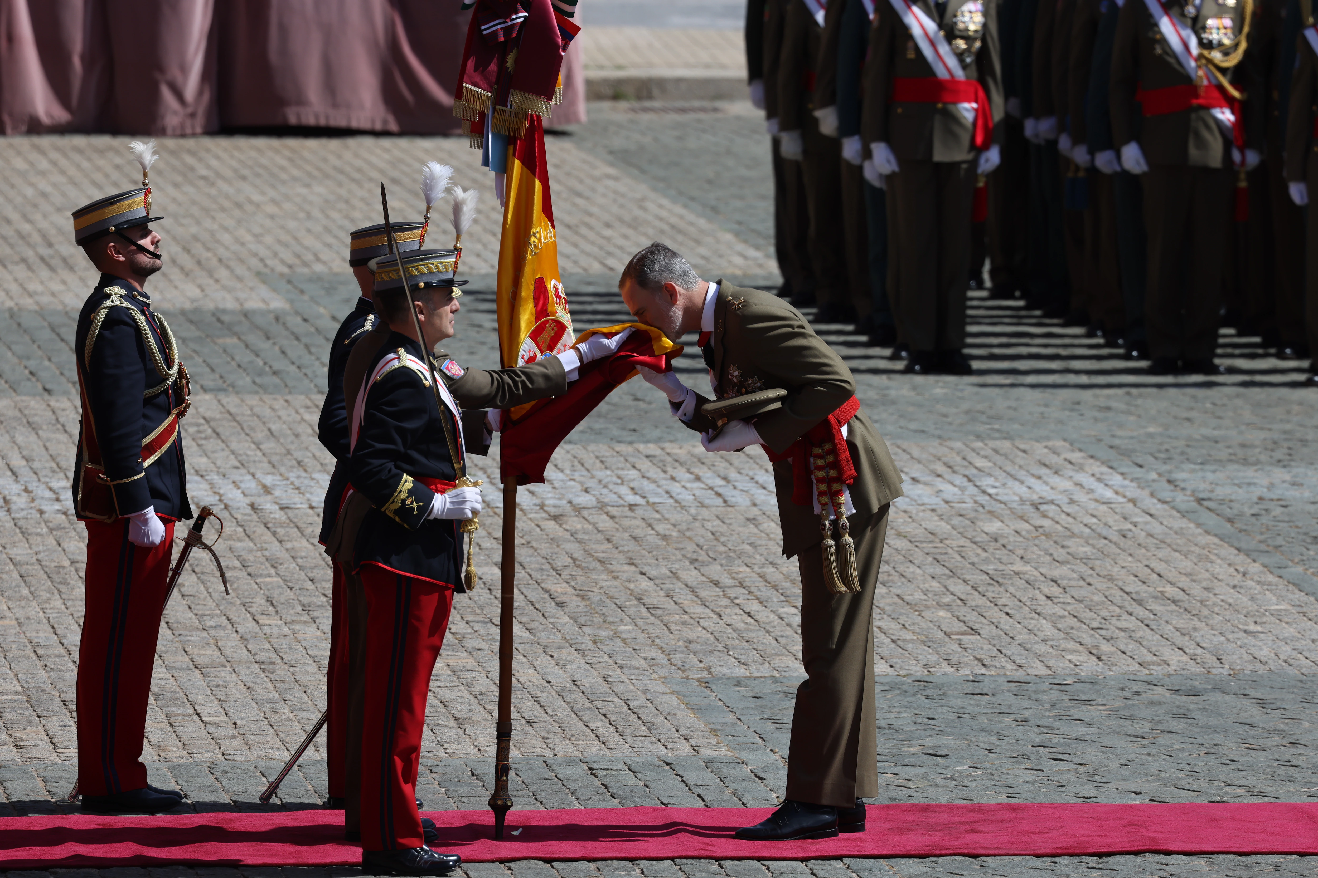 Felipe VI besa la bandera en el 40 aniversario de su jura en Zaragoza