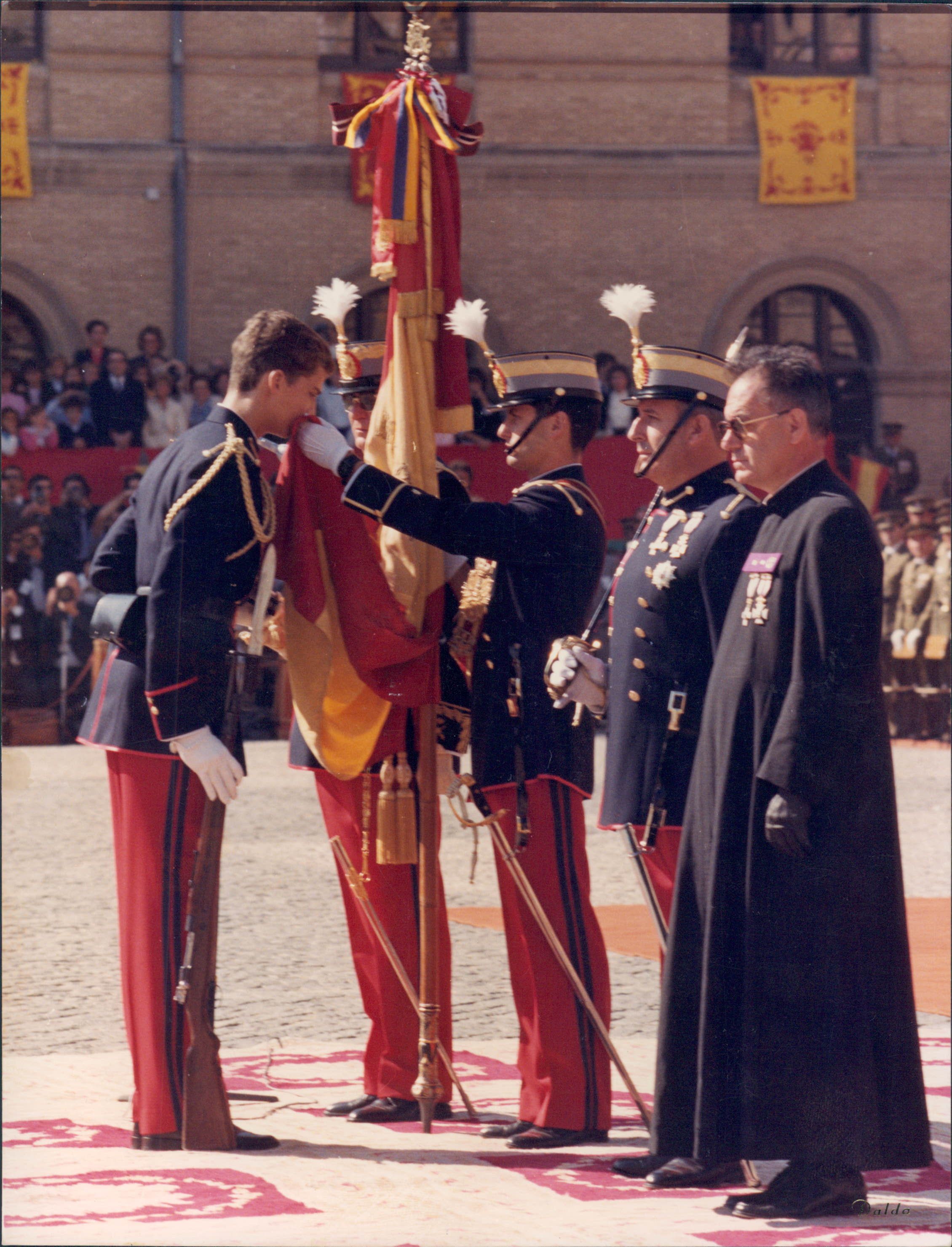 El Príncipe Felipe jura solemnemente la bandera en Zaragoza en 1985