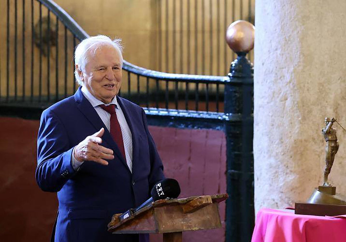 Manuel Benítez 'El Cordobés' en la recogida de un premio en Caballerizas Reales en Córdoba