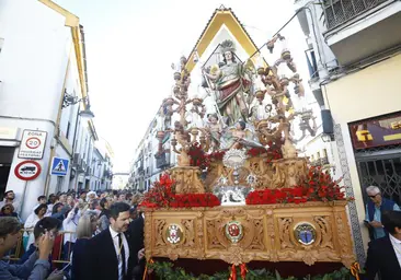San Rafael baja a las calles para escuchar a sus devotos en la procesión