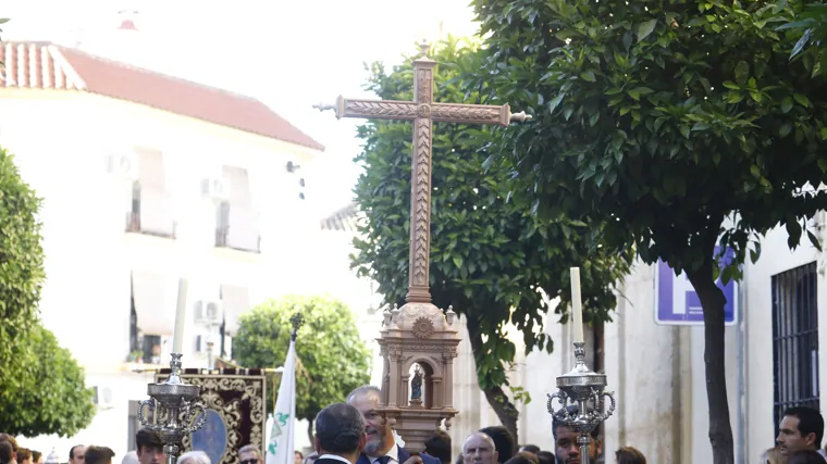 La nueva cruz alzada de la hermandad de San Rafael que abrió el cortejo este sábado