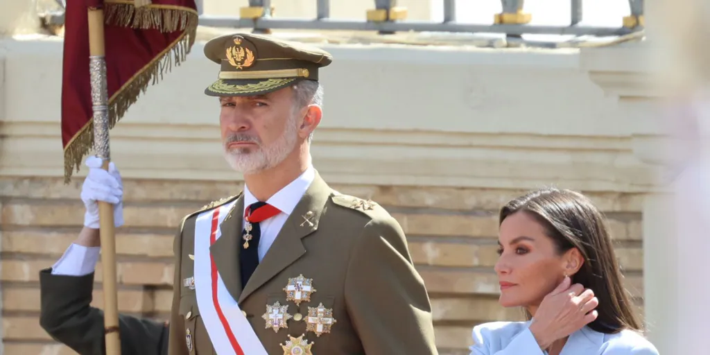 Felipe VI vuelve a jurar bandera en la Academia General Militar de Zaragoza con la Princesa Leonor formando filas