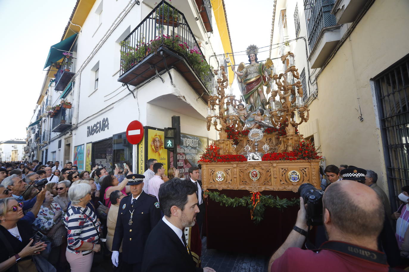Fotos: La elegante procesión del Arcángel San Rafael en Córdoba