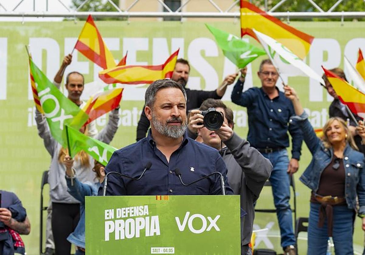 El presidente de VOX, Santiago Abascal, interviene en un acto de campaña electoral del candidato a las elecciones catalanas Ignacio Garriga, este sábado en Salt en Girona