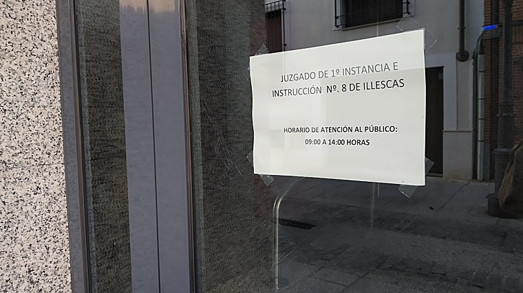 El folio pegado con cinta adhesiva en la única puerta de acceso