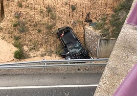 Muere un conductor de 39 años al caer de noche su coche por el terraplén de un puente en Burujón