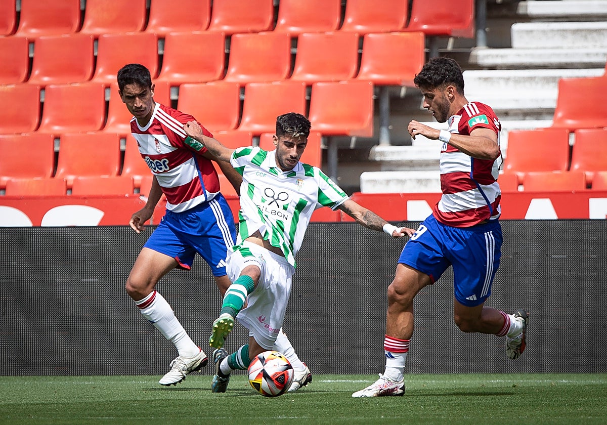 El blanquiverde Calderón durante el partido ante el Recreativo Granada en Los Cármenes