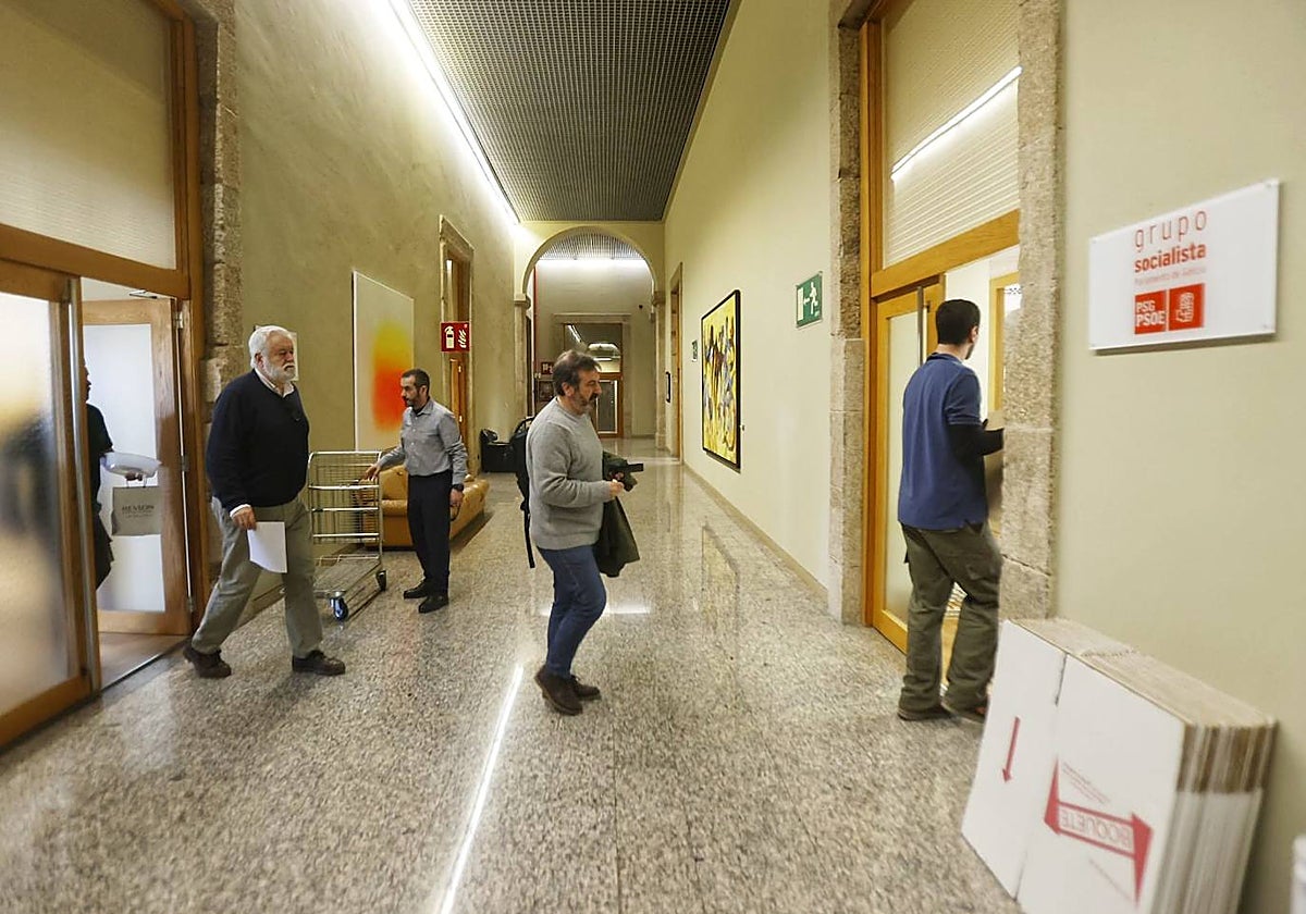 El diputado nacionalista Luis Bará, en el centro, durante la mudanza en el Parlamento