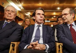 Aznar critica la «indigencia intelectual» de la izquierda: «Cada quince días tiene que ir a escarbar los restos de Franco»