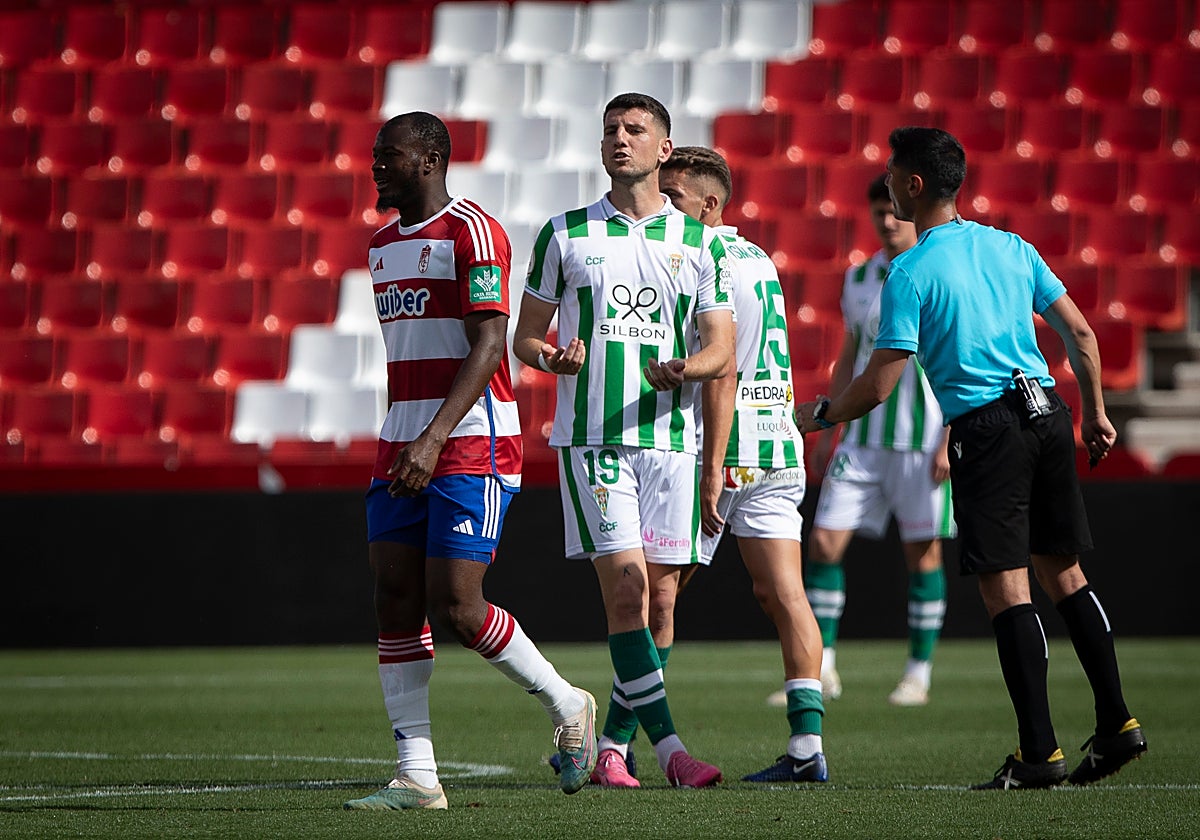 Alberto Toril se lamenta durante el partido ante el Recreativo Granada