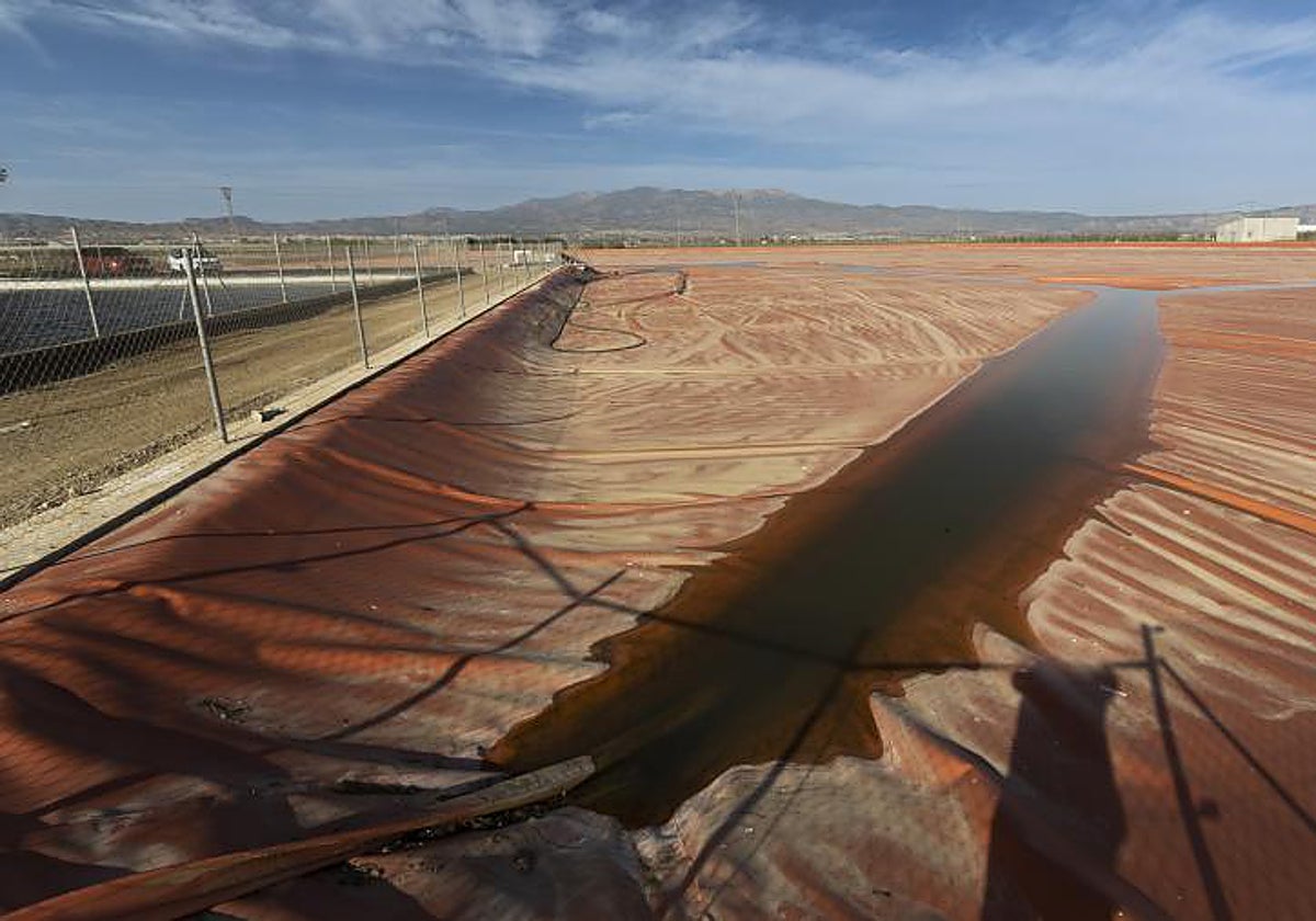 Un embalse cubierto con lona para evitar la evaporación, que se abastece de agua del trasvase Tajo-Segura.