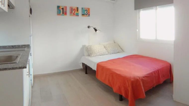A studio of 25 square meters that Uniplaces rents for 600 euros per month and which cannot be viewed