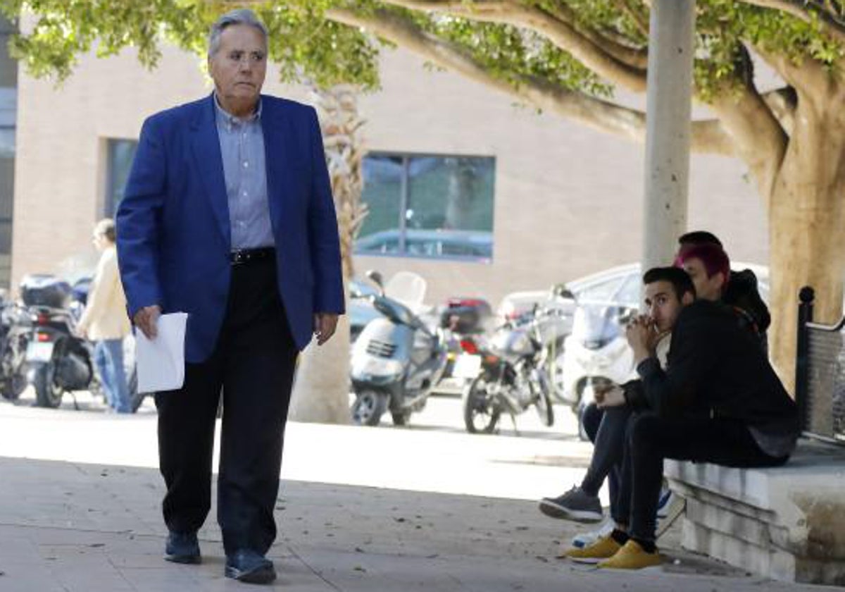 El exalcalde de Alicante Luis Díaz Alperi, llegando a los juzgados para declarar en un juicio.