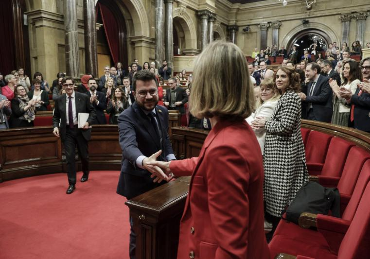 Pere Aragonès saluda a Jéssica Albiach en el Parlamento de Cataluña, en marzo de 2023, tras la aprobación de los presupuestos de aquel año