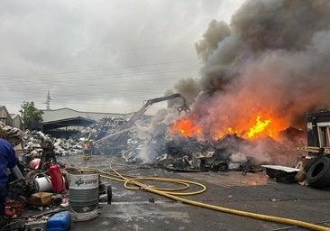 Un incendio en una chatarrería de Pepino deja un herido por inhalación de humo