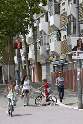 Vecinos de Badía del Vallés pasean bajo carteles electorales