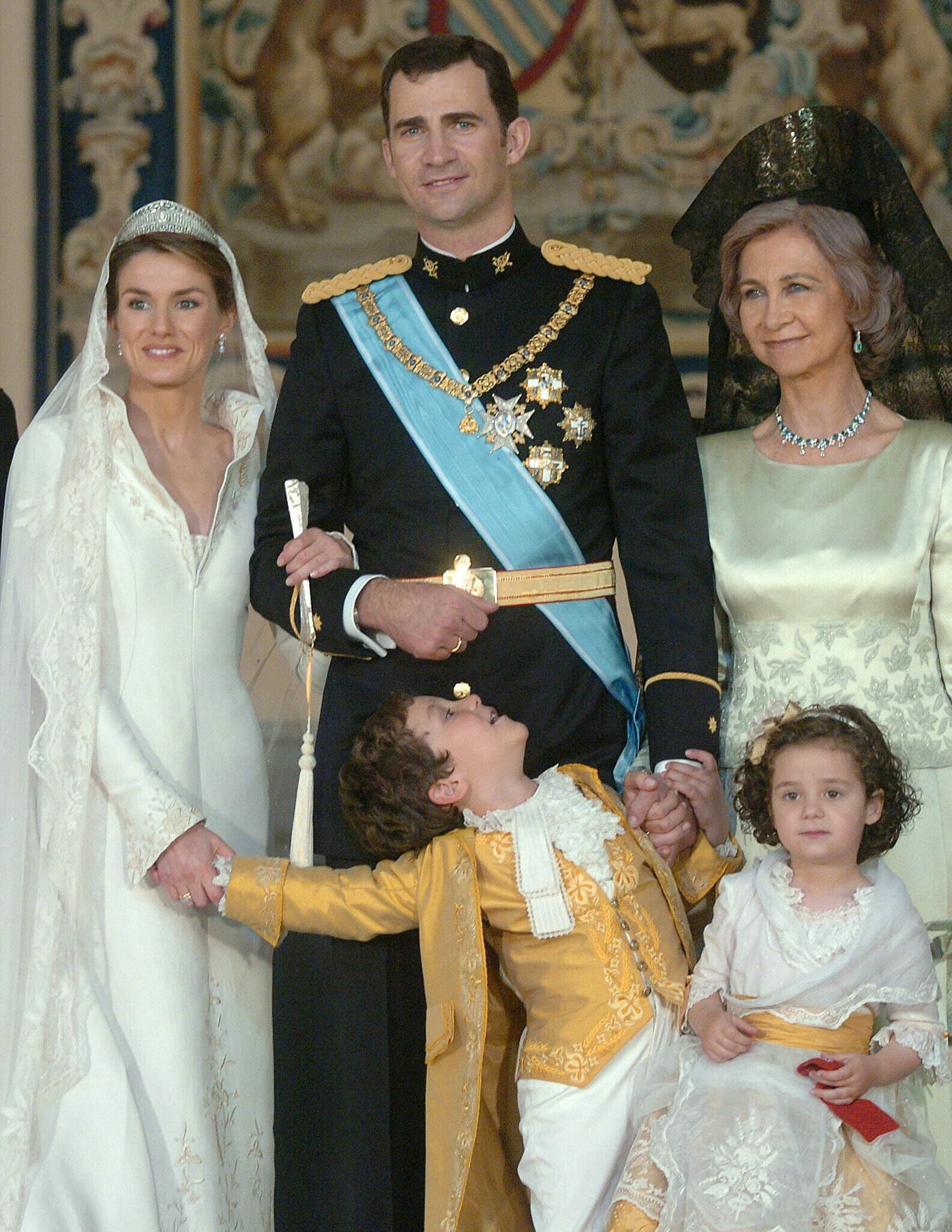 En la imagen se puede apreciar a Don Felipe y Doña Letizia, junto a Doña Sofía, Felipe y Victoria de Marichalar. Está sacada de una de las fotos familiares que se realizaron aquel día en el salón de Columnas del Palacio Real. Se trata de un espacio decorado con tapices del siglo XVII, bustos romanos y esculturas del antiguo Alcázar, que se encuentra presidido por una escultura de Carlos V. Este salón ha servido de escenario a múltiples acontecimientos sociales.