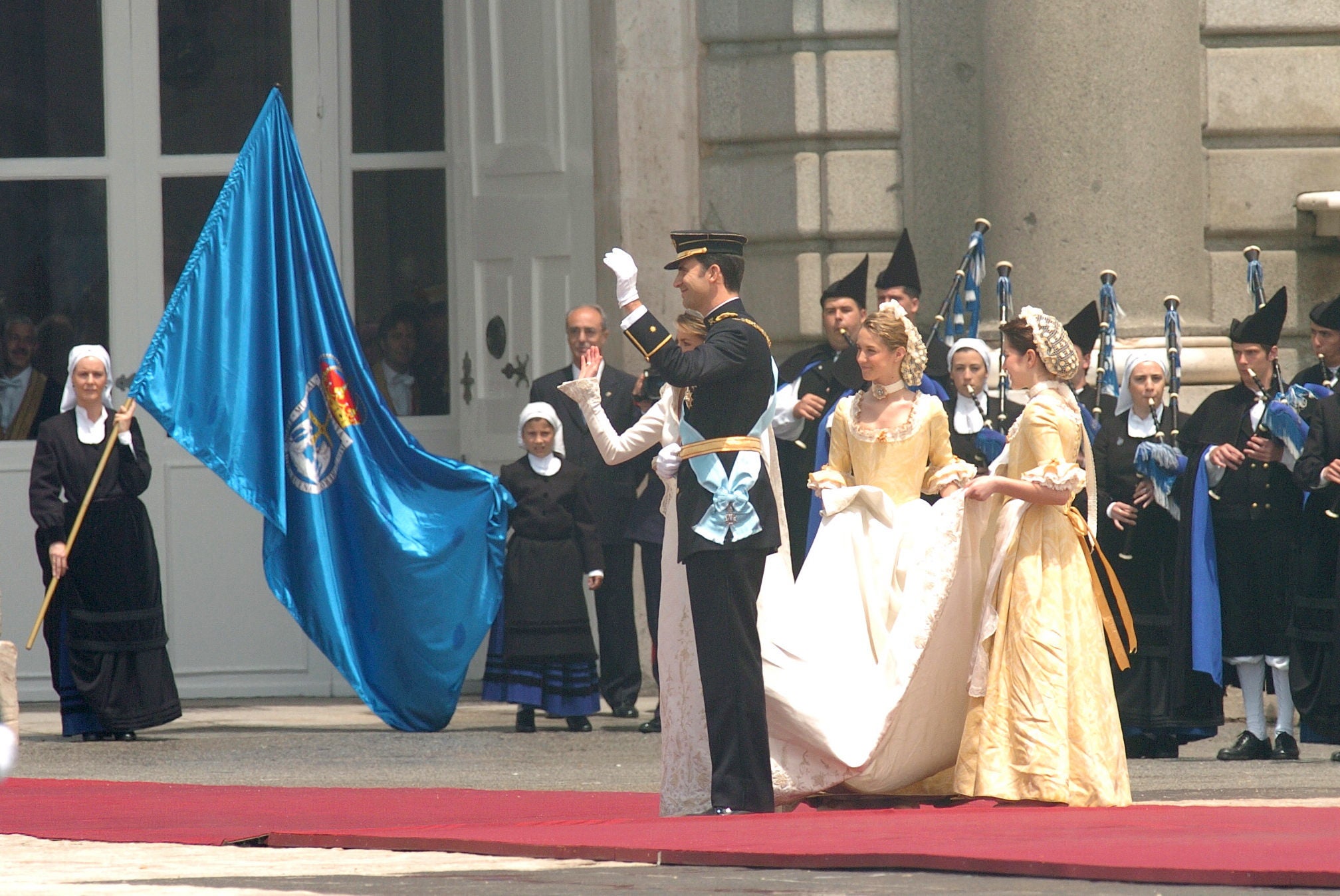 Nada más llegar al Palacio Real y tras recorrer diversas calles del centro Madrid, Don Felipe y Doña Letizia, ya convertida en Princesa de Asturias, saludaron al público frente a la Banda de Gaitas Ciudad de Oviedo. Allí sonó «Marcha de Mayo», compuesta por José Manuel Fernández Gutiérrez —conocido como Guti— e interpretada por 88 gaiteros. La marcha fue elegida por la Casa Real tras escucharla en un programa de televisión. También los músicos, que vestían el traje tradicional asturiano de gala, tocaron el himno «Asturias, patria querida» a su entrada en la Plaza de la Armería. «Las notas salieron con un aire galante, asturiano y emocionado», contaba Guti en conversación con este periódico días antes de la esperada ceremonia nupcial. 