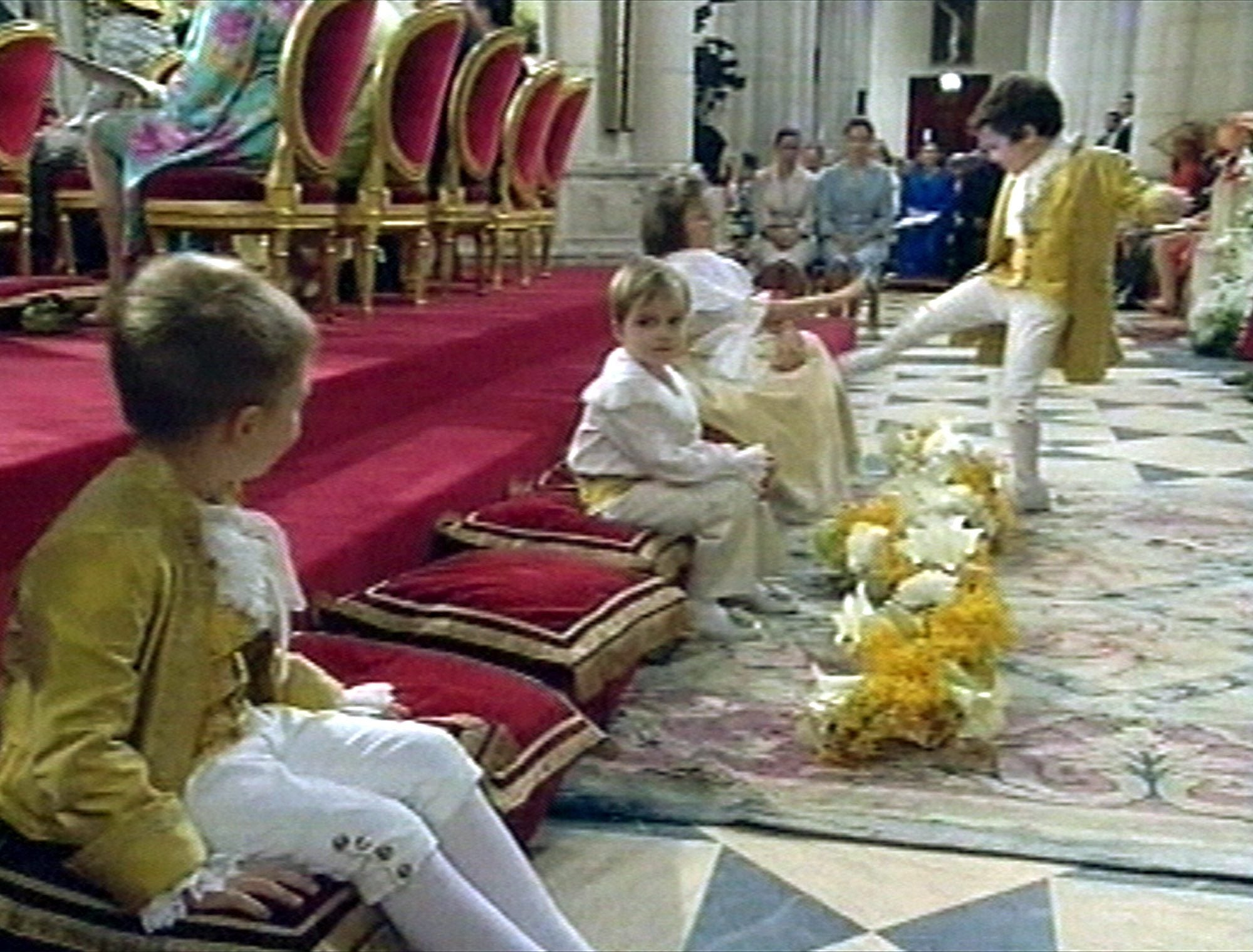 Felipe de Marichalar protagonizó uno de los momentos más anecdóticos de la ceremonia, cuando las cámaras de televisión captaron cómo el primogénito de la Infanta Elena se levantó de su sitio para arrojarle una patada a su prima Victoria López-Quesada. Aquella trastada quedó inmortalizada después de ser retransmitida en directo y la imagen dio la vuelta al mundo. Entonces, los interlocutores comentaban, como curiosidad, que su primo Miguel, el pequeño de los pajes con tan sólo dos años, era quien mejor guardaba la formación y el que presentaba la actitud más seria y formal de los cinco menores. 