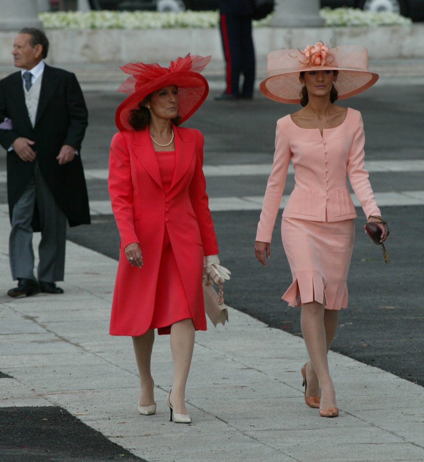 Paloma Rocasolano y Telma Ortiz, madre y hermana de Doña Letizia, respectivamente, fueron de las primeras en llegar a la celebración. Aquel día el Heredero de la Corona de España iba a contraer matrimonio con una mujer con un perfil muy diferente al que se esperaba. La historia de amor entre el Príncipe y Doña Letizia era, a todas luces, «un cuento de hadas», como llegaron a titular los medios extranjeros. De ahí que todas las miradas estuvieran puestas también en la familia y amigos de la entonces periodista. Muchos se preguntaron si la familia Ortiz Rocasolano estaría a la altura y esta imagen de madre e hija dio la vuelta al mundo. Los cronistas de aquel día no dudaron en afirmar que la familia de la Reina había cumplido a la perfección con el protocolo. 
