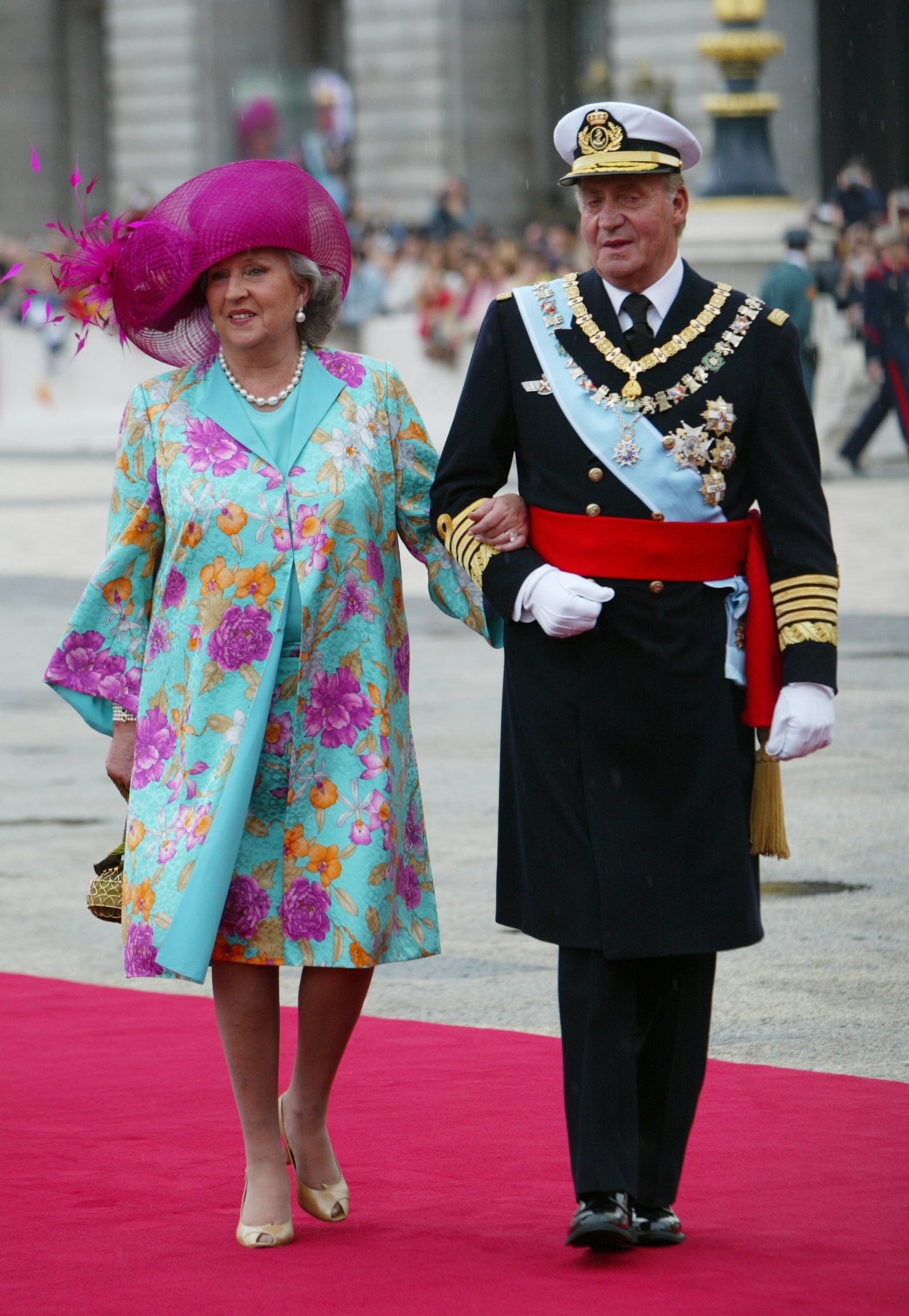 La Infanta Doña Pilar acompañó a su hermano Don Juan Carlos a la catedral de la Almudena. La hermana del Rey vistió un traje estampado con motivos florales en tonos naranjas y fucsias —a juego con un sombrero de plumas— con el que dejó impactados a muchos españoles por sus vivaces colores. El Rey y la Infanta formaron parte del cortejo real, junto a otros ocho miembros de la realeza.