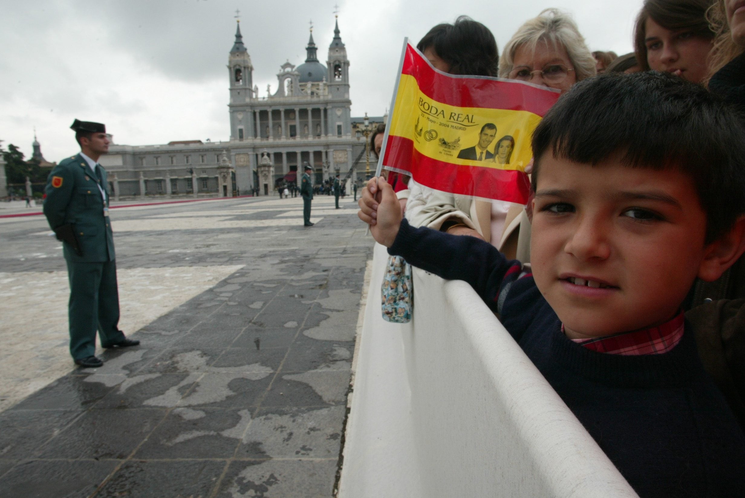 Aquella mañana del 22 de mayo de 2004, cientos de madrileños permanecieron durante horas bajo la lluvia en la madrileña plaza de la Armería, punto intermedio entre la catedral de la Almudena y el Palacio Real, para ser testigos de uno de los acontecimientos más importantes de la Historia reciente de España: el enlace matrimonial entre el Príncipe Felipe y la periodista Letizia Ortiz Rocasolano. A las 10:43 horas, el cortejo real salió por la Puerta del Rey del Palacio Real. Un total de 2.100 invitados asistieron a la ceremonia. Entre ellos se encontraban representantes de treinta y ocho Casas Reales, entre Reyes y Reinas, Príncipes y Princesas; además de miembros de la aristocracia y la nobleza; y presidentes europeos y latinoamericanos con sus respectivas parejas. También muchos periodistas y profesionales del mundo de la comunicación, compañeros la futura Reina de España.