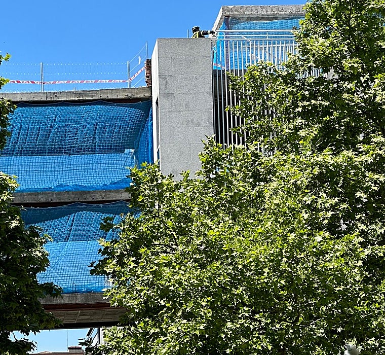 Los Bomberos trabajan para poder acceder a los obreros sepultados