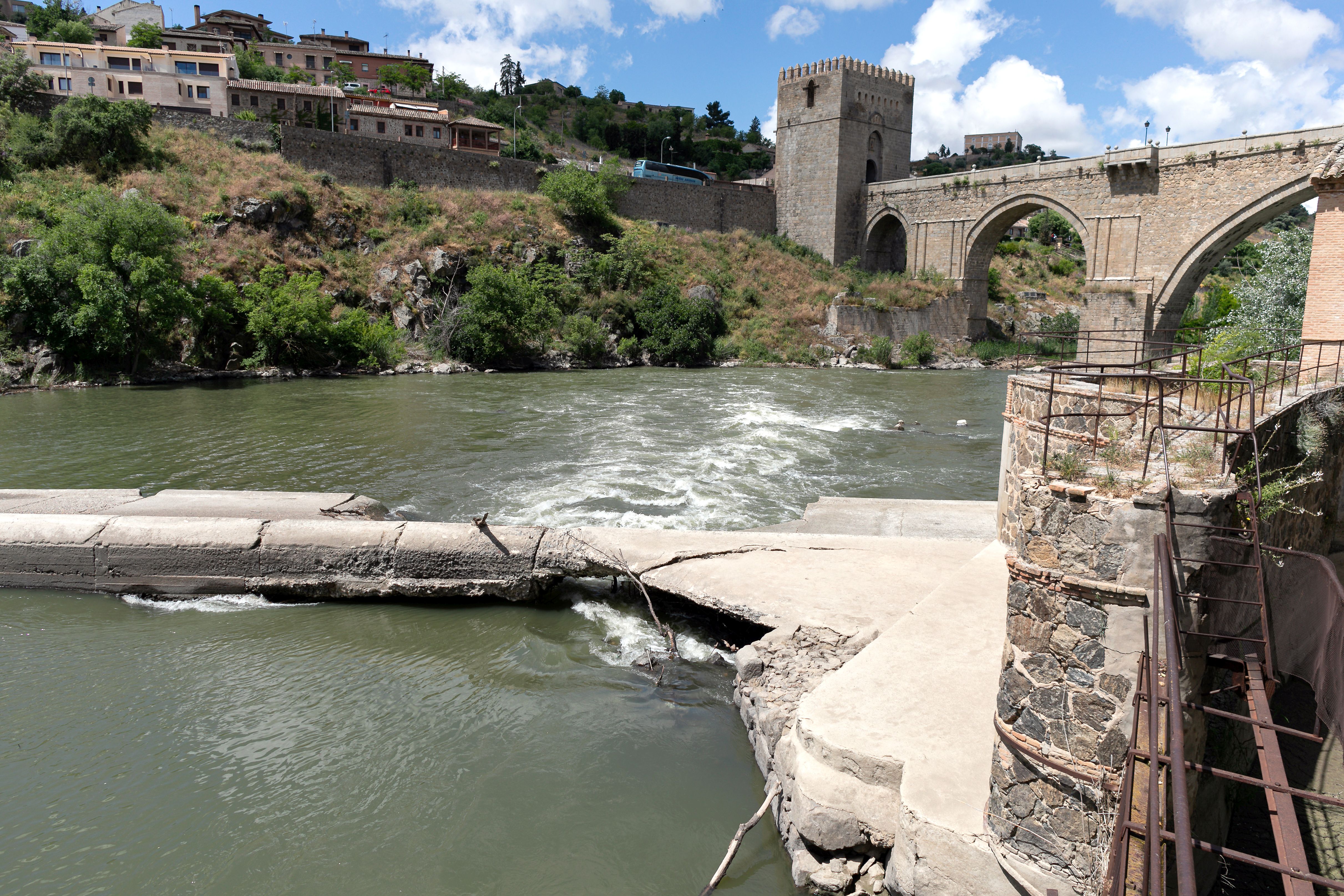 El exiguo caudal del Tajo a su por Toledo en mayo de 2024, en imágenes