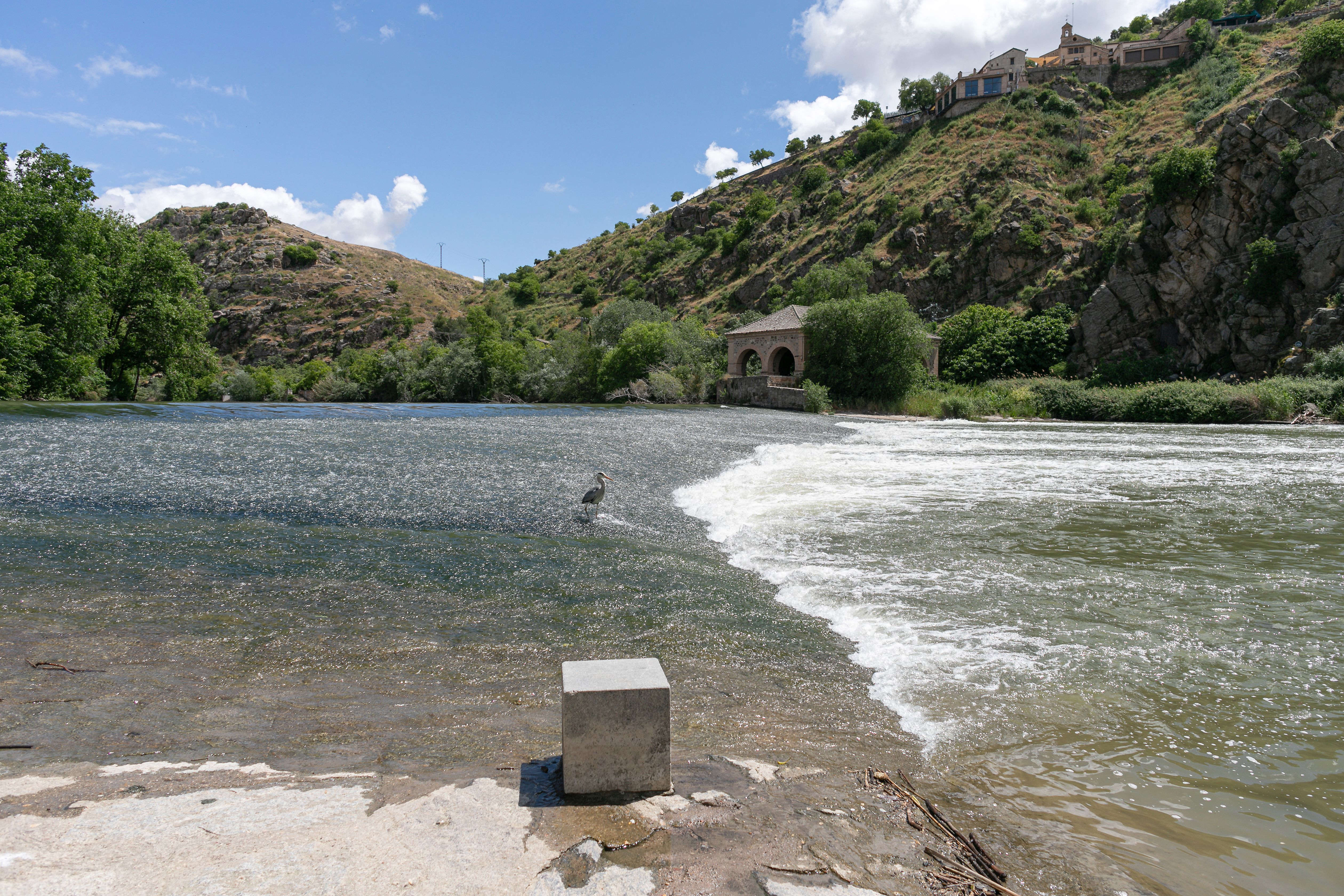 El exiguo caudal del Tajo a su por Toledo en mayo de 2024, en imágenes