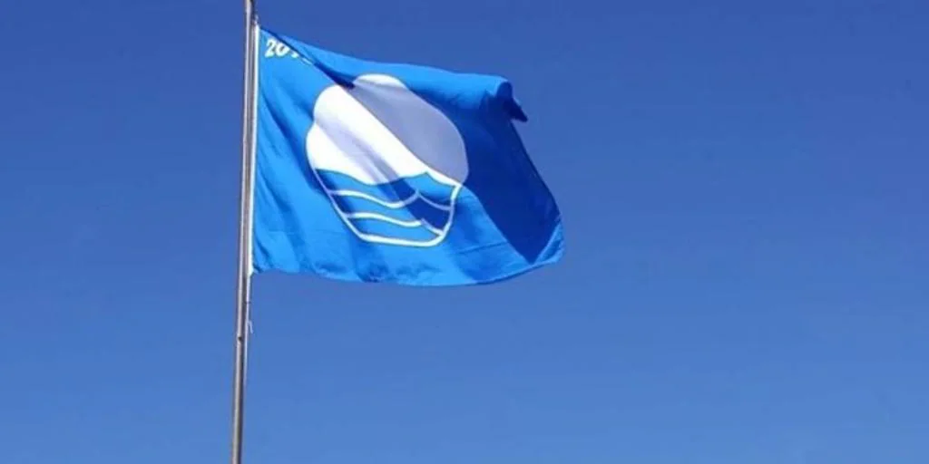 Las playas, puertos y embarcaciones andaluzas suman ocho banderas azules más que en 2023, con 156 en total