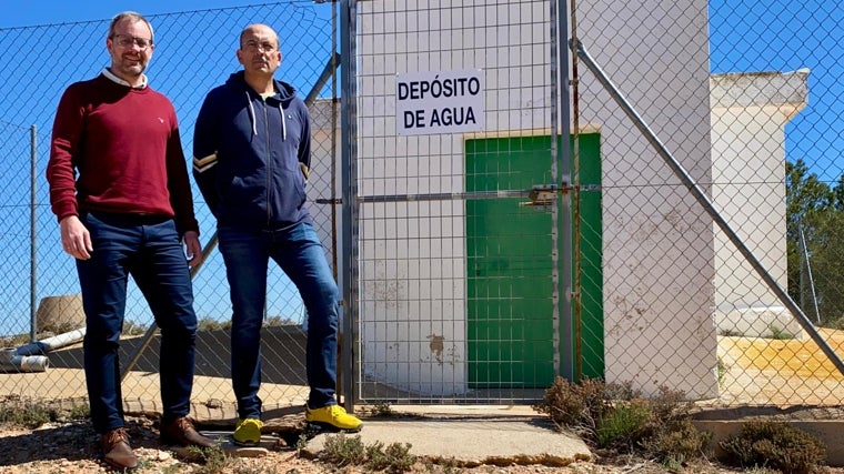 Cayetano Solana y Alejandro Plaza, en el depósito de agua al que el alcalde se ve obligado a ir para ponerlo en marcha