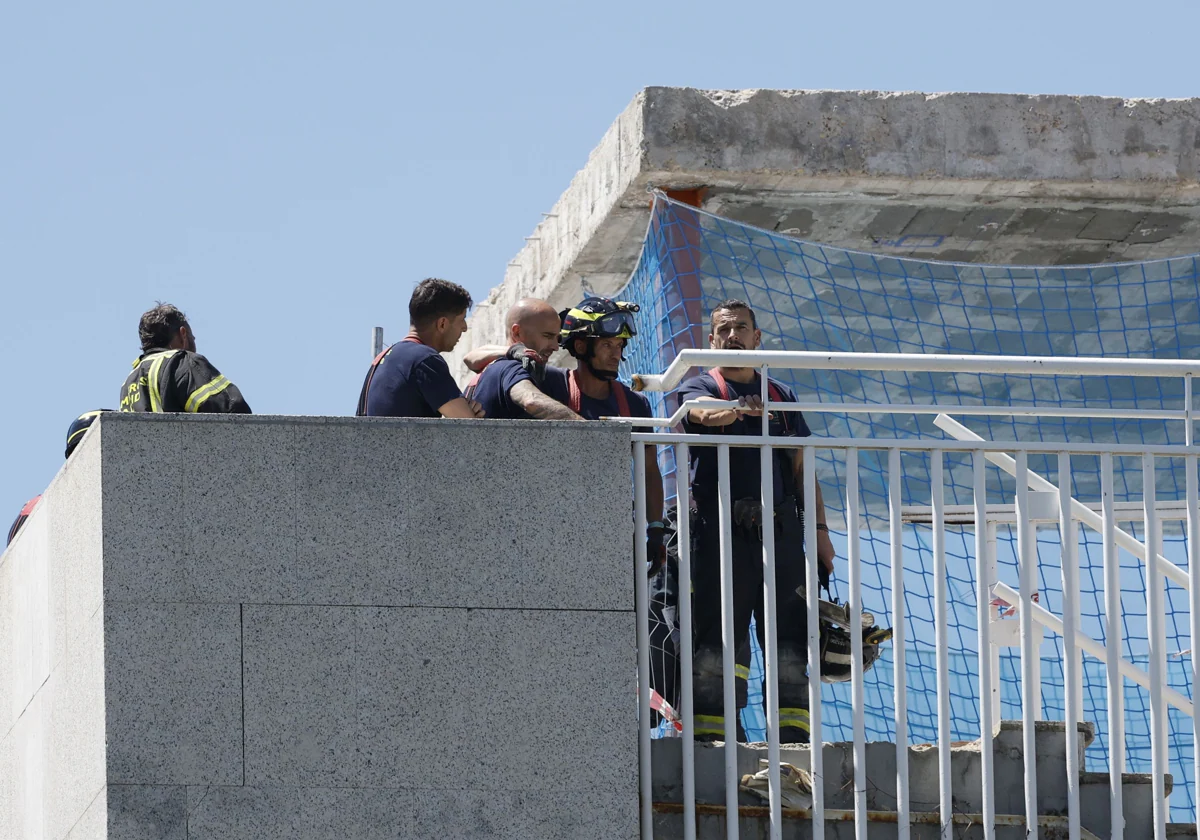 Los bomberos trabajan en el edificio siniestrado