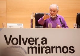 Julio Anguita y su legado: 38 carpetas de cartas, escritos y grabaciones para el Archivo Municipal de Córdoba