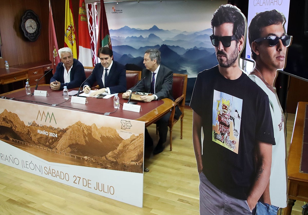 El consejero de Medio Ambiente, Juan Carlos Suárez-Quiñones, en la presentación del cartel del festival Música en la Montaña de Riaño (León)