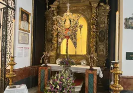 Simpecado de la hermandad del Rocío de Dos Hermanas, que data de 1933, en su Altar