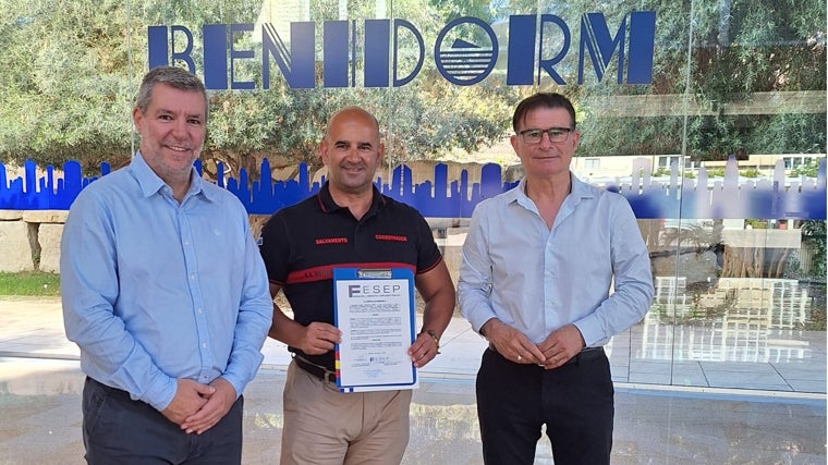 Los representantes de FESEP, con el escrito presentado en el Ayuntamiento de Benidorm.