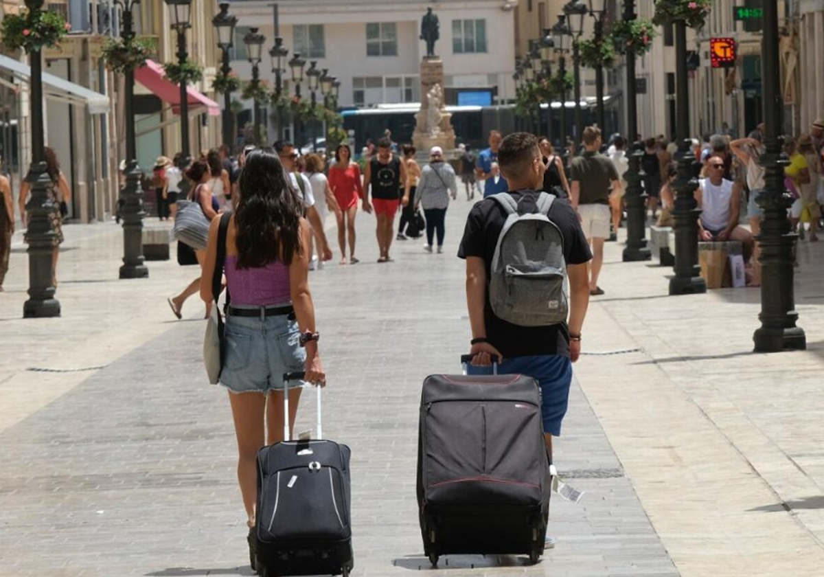 Turistas con maletas en la calle Larios de Málaga