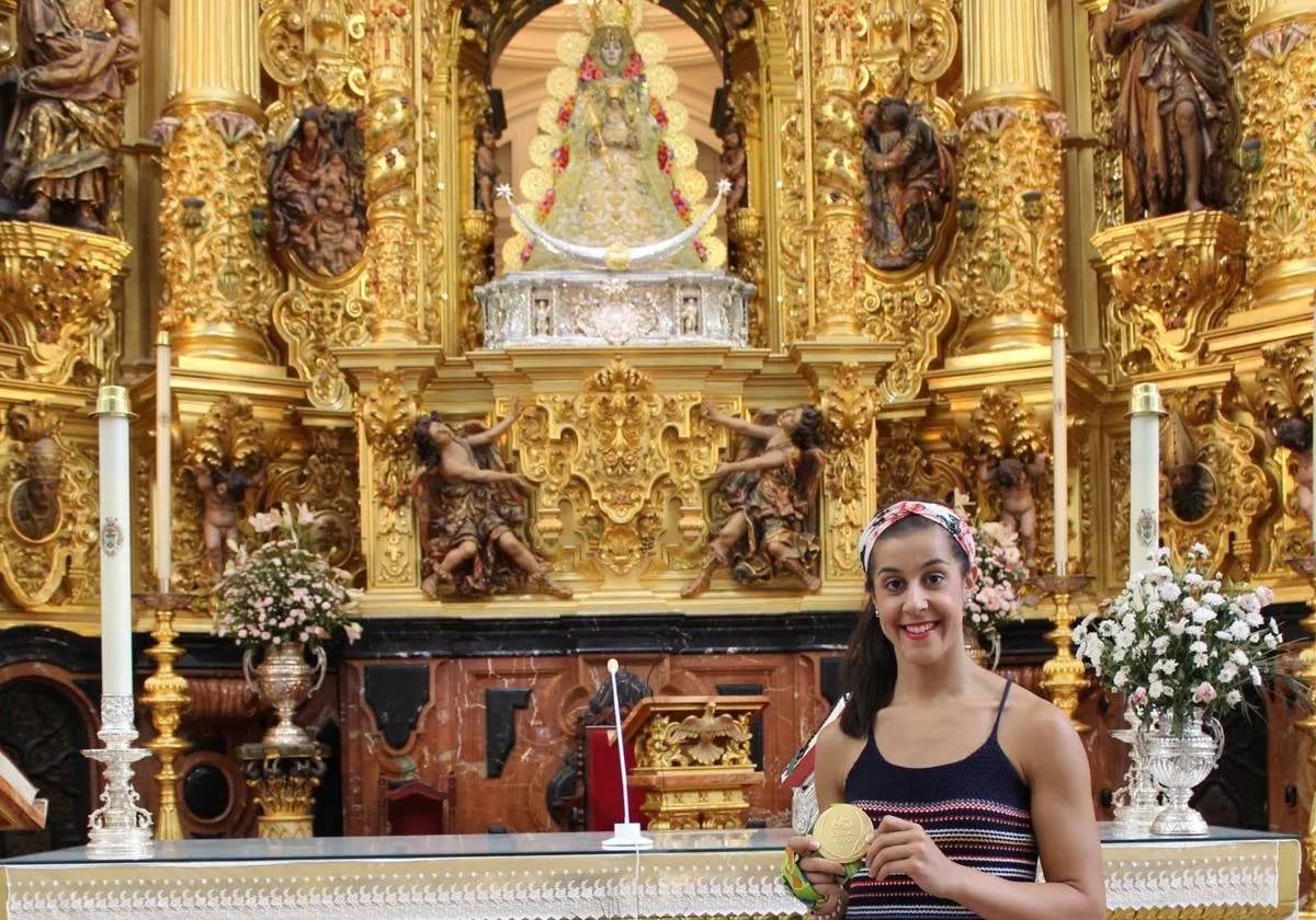 Carolina Marín junto a la Virgen del Rocío