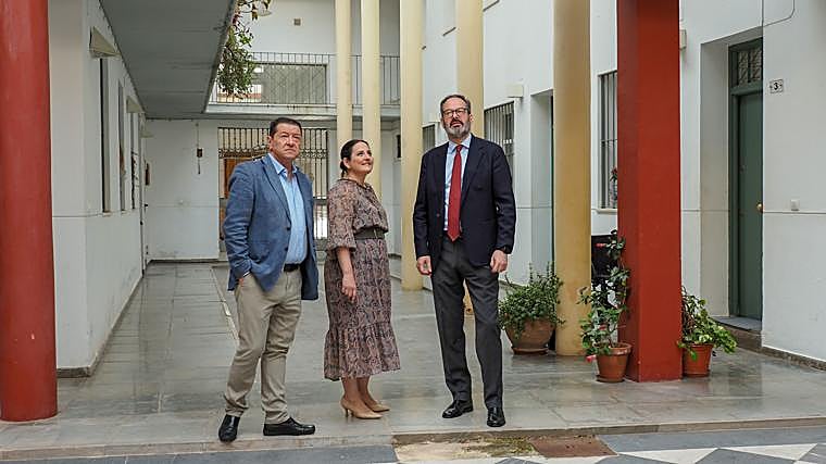 El delegado del Gobierno, este miércoles en la visita al bloque que se va a remodelar