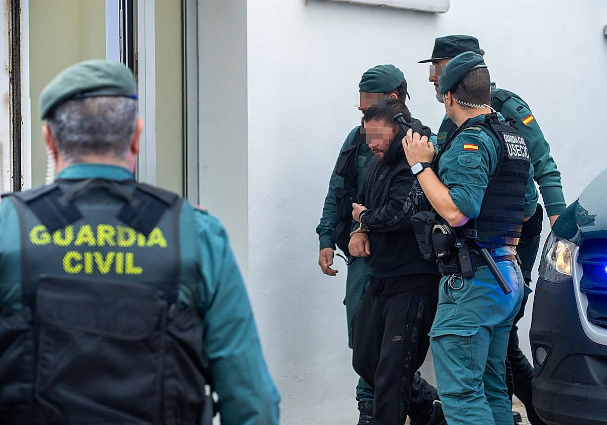 Los ocho detenidos por la muerte de dos agentes llegan a los juzgados,