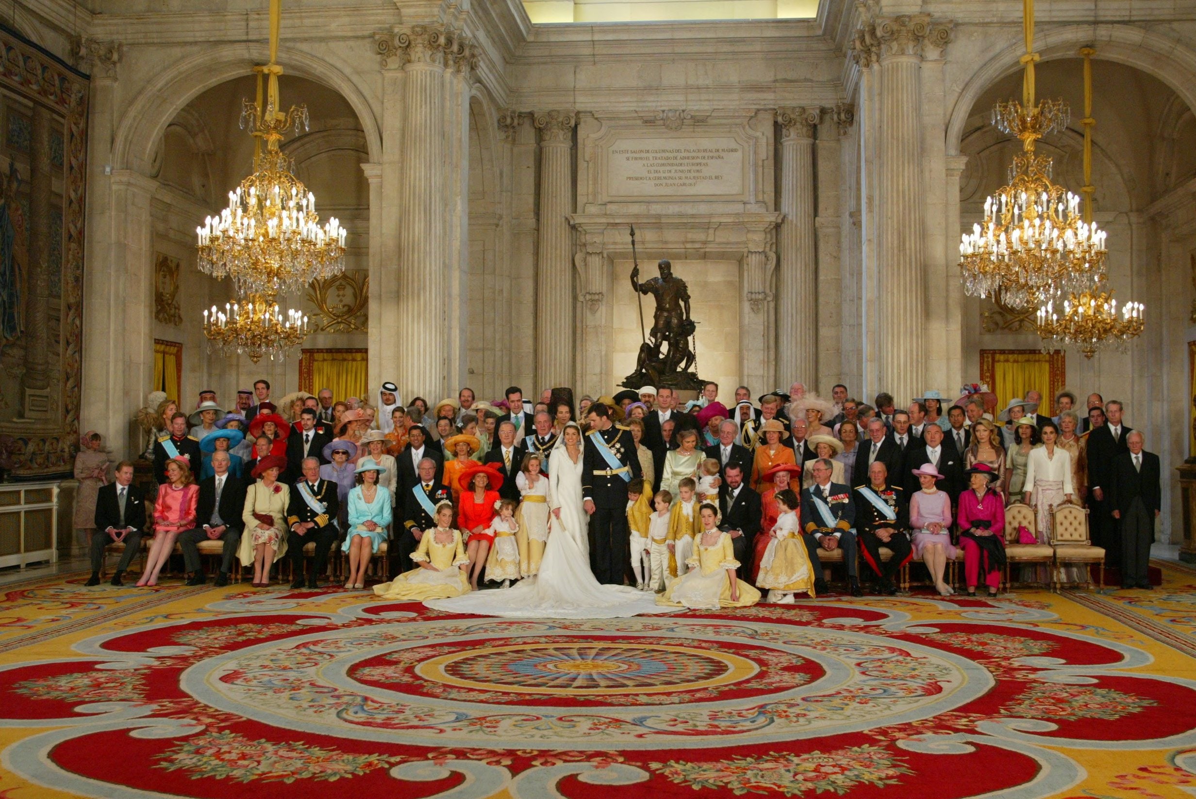 El panorama familiar de Don Felipe y Doña Letizia ha cambiado mucho desde que se dieron el «sí, quiero» hace veinte años. Muchos de los que salen en la foto oficial que se realizó aquel día con motivo del enlace entre los entonces Príncipes de Asturias han quedado desvinculados de la Familia Real. Jaime de Marichalar, por ejemplo, se divorció de la Infanta Elena tres años más tarde. También Iñaki Urdangarín y la Infanta Cristina firmaron el divorcio hace apenas unos meses. Otros, por desgracia, ya no se encuentran entre nosotros. Es el caso de los abuelos, tanto maternos como paternos, de Doña Letizia. También la hermana pequeña de la actual Reina, Érika Ortiz, falleció en 2007 de forma trágica. 