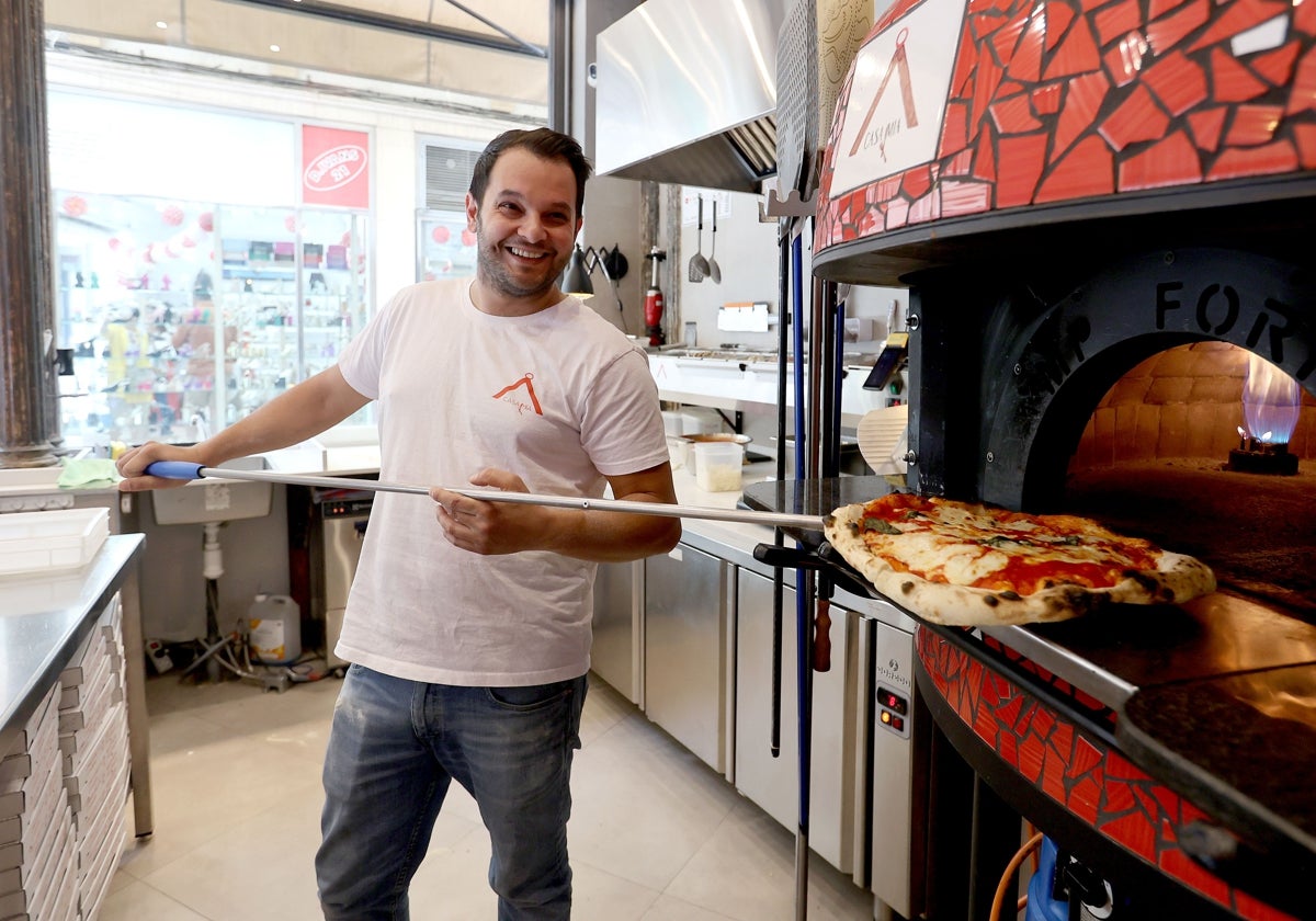 Francesco Lapadula, con una pizza recién hecha en Casa Mia de la calle Concepción