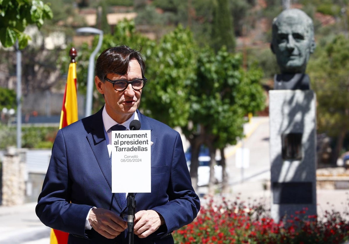 El candidato del PSC, Salvador Illa, interviene durante un acto electoral celebrado este miércoles en Cervelló (Barcelona), localidad natal de Josep Tarradellas, desde donde ha reivindicado la figura del expresidente de la Generalitat