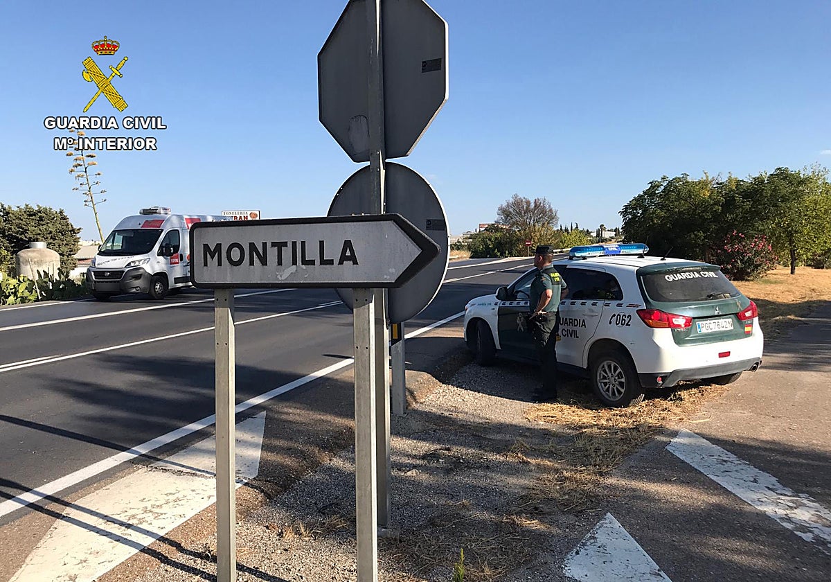 Un coche de la Guardia Civil en uno de los accesos a Montilla