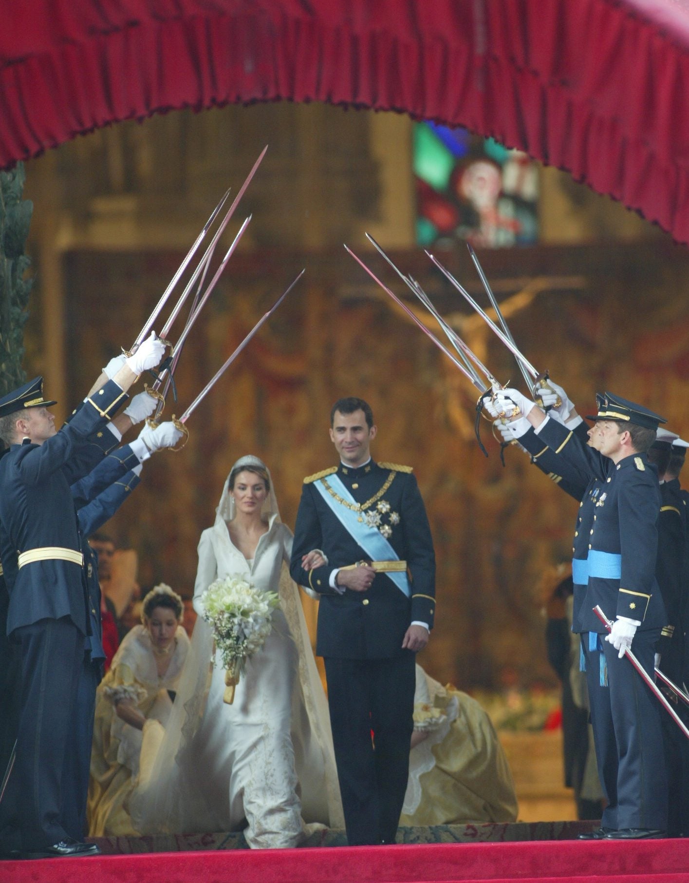 Tras contraer matrimonio, Don Felipe y Doña Letizia, ya convertida en Princesa de Asturias, abandonaron la catedral de la Almudena bajo un solemne pasillo de sables, tradicional en las bodas militares. El momento de Don Felipe y Doña Letizia abandonando el templo bajo aquel arco que formaron las armas alzadas, alrededor de a las 12:45 horas, fue el minuto más visto de toda la celebración, con un registro de 13.527.000 espectadores, es decir, casi uno de cada tres españoles, según los datos facilitados por TVE, cadena televisiva que sirvió la señal institucional. 