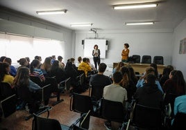 La huelga de docentes se deja notar más en Secundaria, mientras 1.200 profesores se concentran frente a la Consejería de Educación