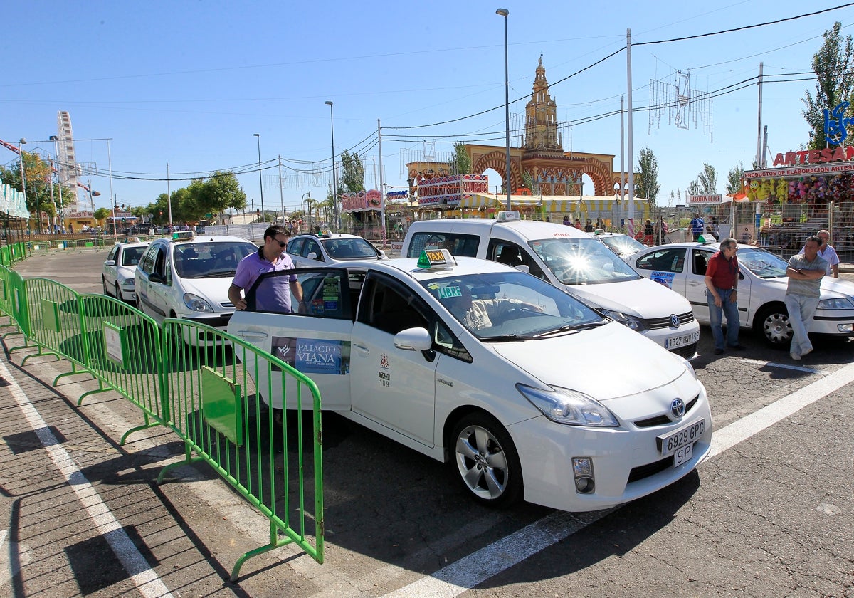 Una persona hace uso del servicio de taxi en la Feria de Córdoba