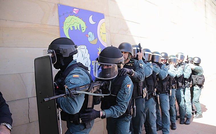 Imagen principal - Simulacro de ataque terrorista en un colegio de Coreses, con 25 alumnos y tres docentes &#039;secuestrados&#039;