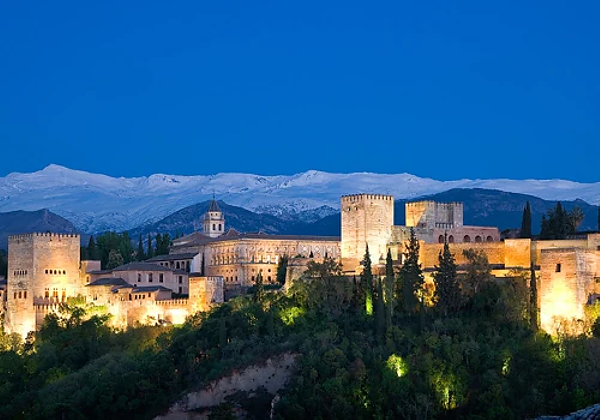 La Alhambra con Sierra Nevada al fondo, la imagen más icónica de Granada